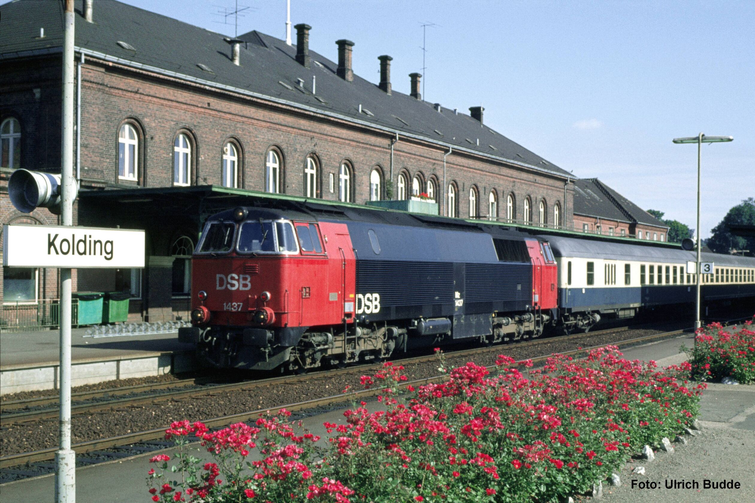 22082
